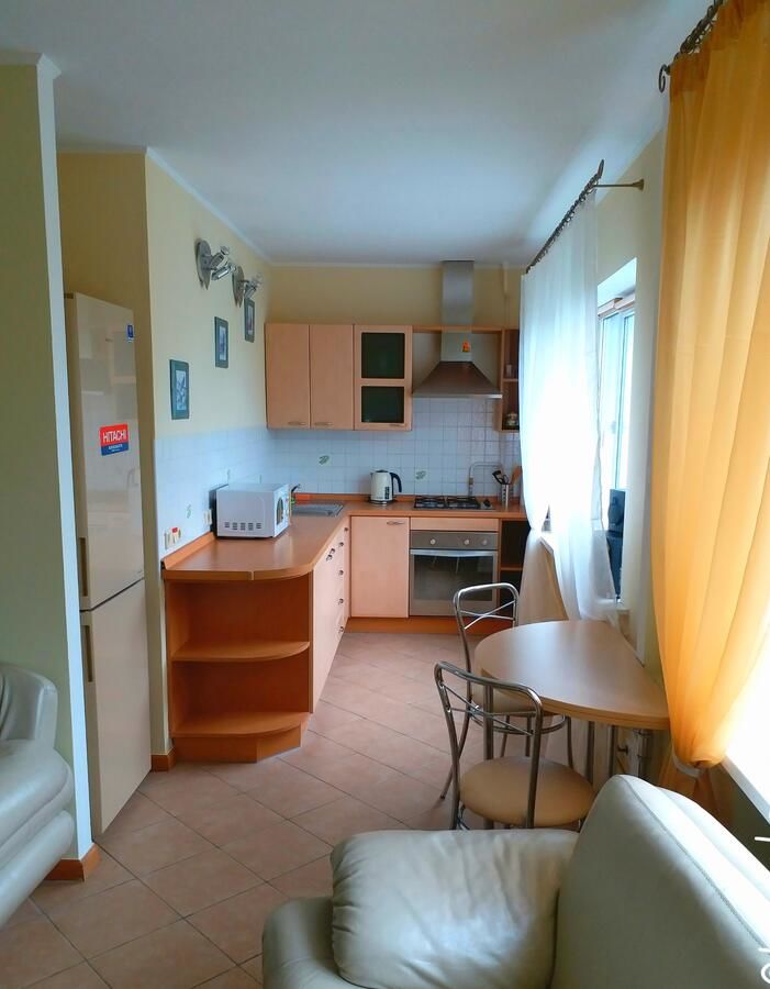 Проживание в семье Отдельная комната с балконом в апартаментах, возле м Печерская Киев